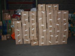 Chargement du container, destination Haïti, à Chambray-les-Tours