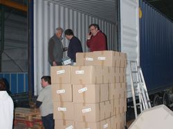 Chargement du container, destination Haïti, à Chambray-les-Tours
