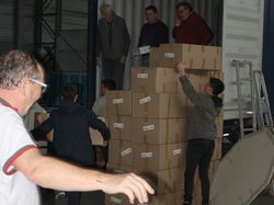 Chargement du container, destination Haïti, à Chambray-les-Tours