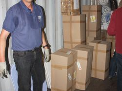 Chargement du container, destination Haïti, à Chambray-les-Tours