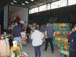 Chargement du container, destination Haïti, à Chambray-les-Tours