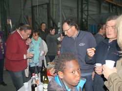 Chargement du container, destination Haïti, à Chambray-les-Tours