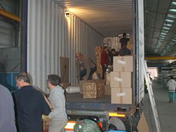 Chargement du container, destination Haïti, à Chambray-les-Tours