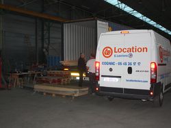 Chargement du container, destination Haïti, à Chambray-les-Tours