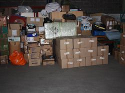 Chargement du container, destination Haïti, à Chambray-les-Tours