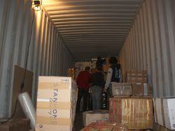 Chargement du container, destination Haïti, à Chambray-les-Tours