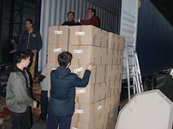 Chargement du container, destination Haïti, à Chambray-les-Tours