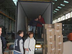 Chargement du container, destination Haïti, à Chambray-les-Tours