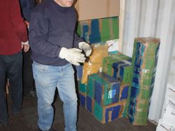 Chargement du container, destination Haïti, à Chambray-les-Tours