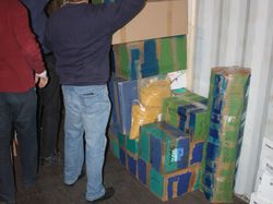 Chargement du container, destination Haïti, à Chambray-les-Tours