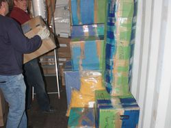 Chargement du container, destination Haïti, à Chambray-les-Tours