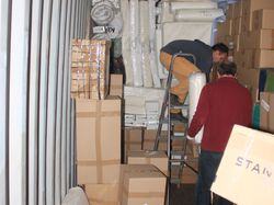 Chargement du container, destination Haïti, à Chambray-les-Tours