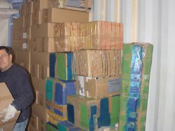 Chargement du container, destination Haïti, à Chambray-les-Tours