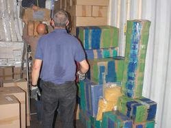 Chargement du container, destination Haïti, à Chambray-les-Tours