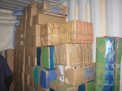 Chargement du container, destination Haïti, à Chambray-les-Tours