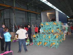 Chargement du container, destination Haïti, à Chambray-les-Tours