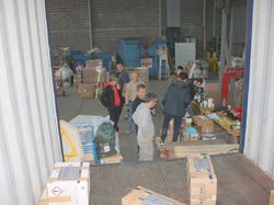 Chargement du container, destination Haïti, à Chambray-les-Tours