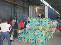 Chargement du container, destination Haïti, à Chambray-les-Tours