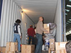 Chargement du container, destination Haïti, à Chambray-les-Tours
