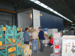 Chargement du container, destination Haïti, à Chambray-les-Tours