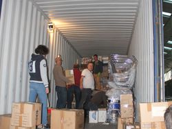 Chargement du container, destination Haïti, à Chambray-les-Tours