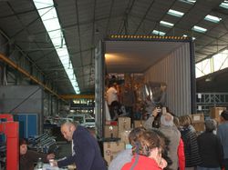 Chargement du container, destination Haïti, à Chambray-les-Tours