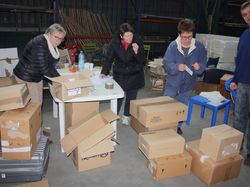 Chargement du container, destination Haïti, à Chambray-les-Tours