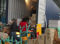 Chargement du container, destination Haïti, à Chambray-les-Tours