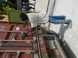 Déchargement du container de fournitures et matériel scolaires à Port-au-Prince (Haïti)