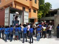Déchargement du container de fournitures et matériel scolaires à Port-au-Prince (Haïti)