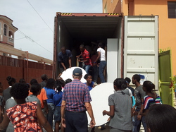 Déchargement du container de fournitures et matériel scolaires à Port-au-Prince (Haïti)