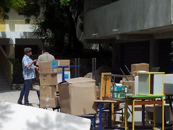 Déchargement du container de fournitures et matériel scolaires à Port-au-Prince (Haïti)