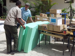 Déchargement du container de fournitures et matériel scolaires à Port-au-Prince (Haïti)
