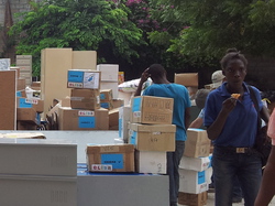 Déchargement du container de fournitures et matériel scolaires à Port-au-Prince (Haïti)