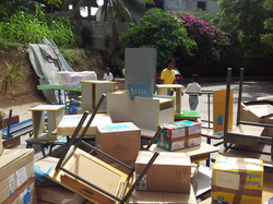 Déchargement du container de fournitures et matériel scolaires à Port-au-Prince (Haïti)