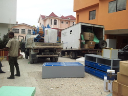 Déchargement du container de fournitures et matériel scolaires à Port-au-Prince (Haïti)