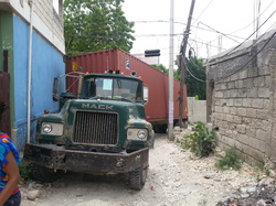 Déchargement du container de fournitures et matériel scolaires à Port-au-Prince (Haïti)