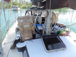 Déchargement du voilier Vagabonde à l'Île à Vache