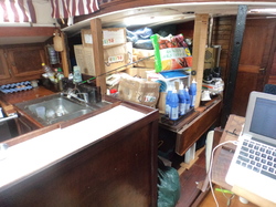 Déchargement du voilier Vagabonde à l'Île à Vache