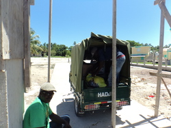 Déchargement du voilier Vagabonde à l'Île à Vache