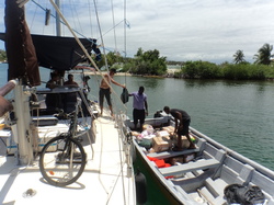 Déchargement du voilier Vagabonde à l'Île à Vache