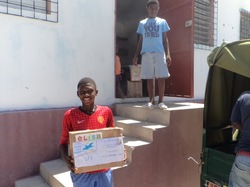 Déchargement du voilier Vagabonde à l'Île à Vache