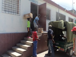 Déchargement du voilier Vagabonde à l'Île à Vache