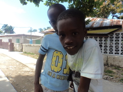 Déchargement du voilier Vagabonde à l'Île à Vache